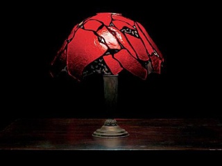 Lampa z czerwonym kloszem
